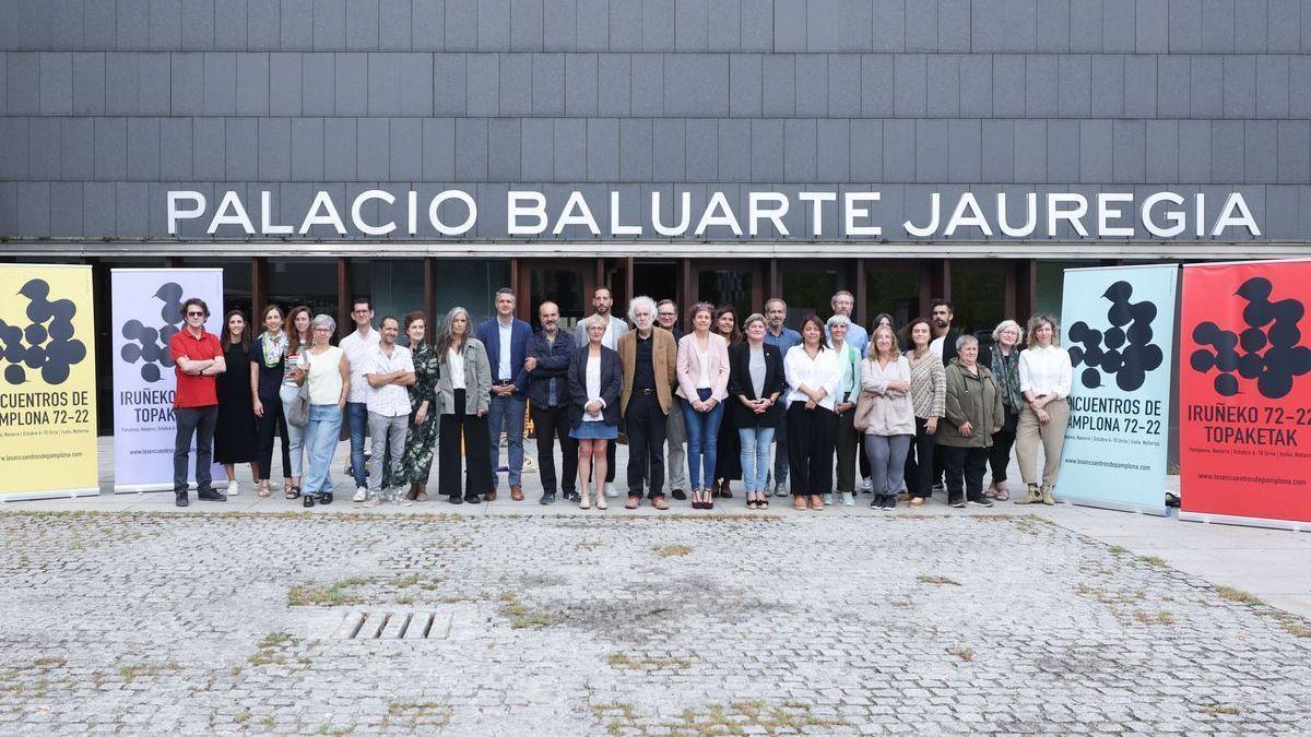 La consejera de Cultura y Deporte, Rebeca Esnaola, junto a los responsables de los Encuentros 72-22 y representantes de las entidades participantes y colaboradoras.