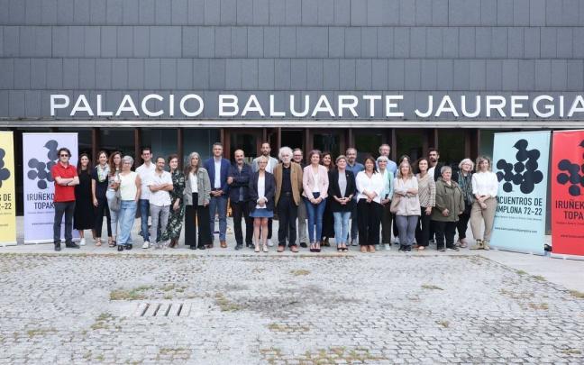 La consejera de Cultura y Deporte, Rebeca Esnaola, junto a los responsables de los Encuentros 72-22 y representantes de las entidades participantes y colaboradoras.