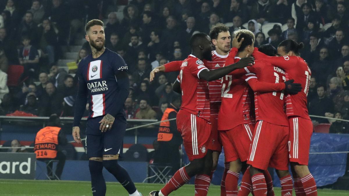 Los jugadores del Bayern celebran el gol de Coman, con Sergio Ramos mirando a Donnarumma.