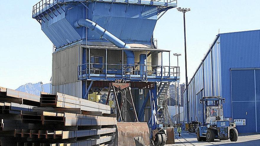 Láminas de acero a la espera de ser embarcadas en el Puerto de Pasaia para su exportación.