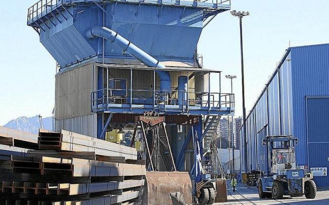 L&aacute;minas de acero a la espera de ser embarcadas en el Puerto de Pasaia para su exportaci&oacute;n.