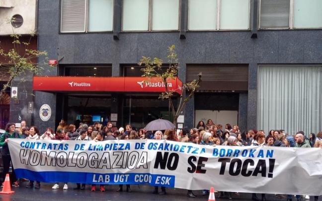 Concentraci&oacute;n de trabajadoras subcontratadas en la limpieza de Osakidetza.