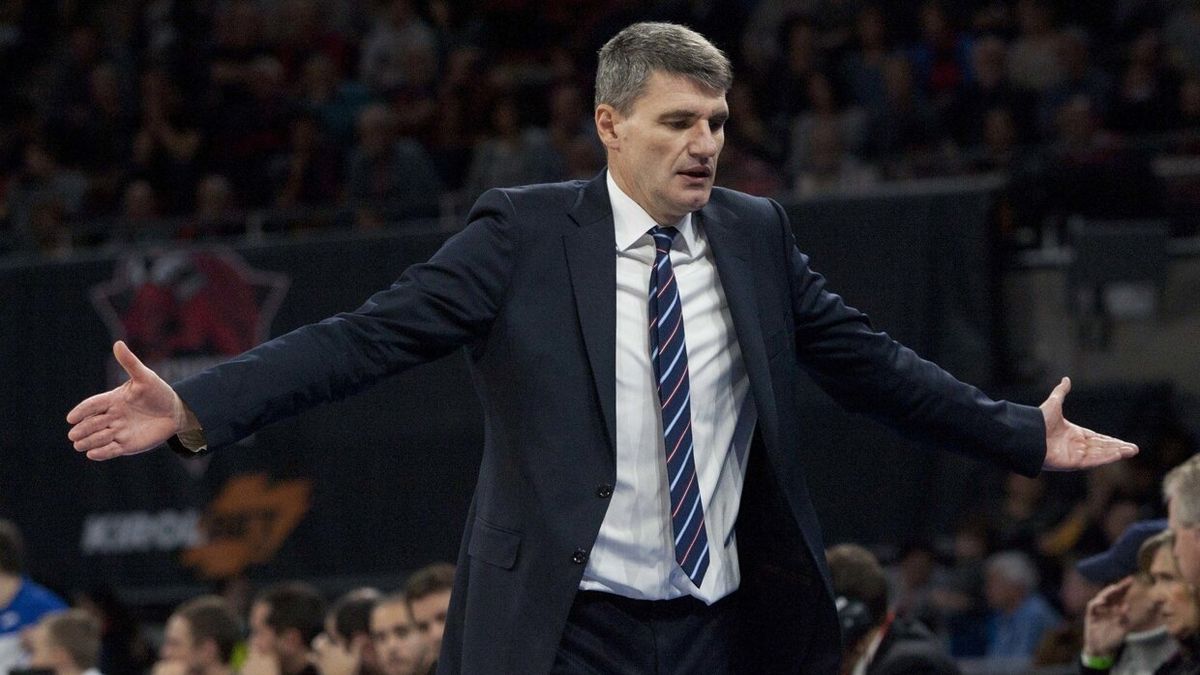 Perasovic gesticula en un partido al frente del Baskonia