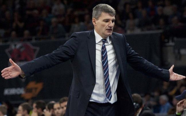 Perasovic gesticula en un partido al frente del Baskonia