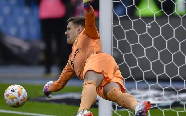 Ter Stegen se estira para detener uno de los dos penaltis que paró al Betis. Ter Stegen se estira para detener uno de los dos penaltis que paró al Betis.