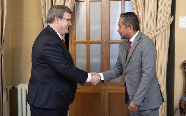 Bilboko alkate Juan Mari Aburto eta Akmal Bin Che Mustafa Malaysiako enbaxadorea.