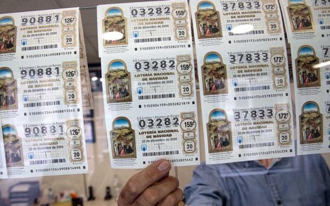 Varios décimos de Lotería de Navidad en una administración. Varios décimos de Lotería de Navidad en una administración.