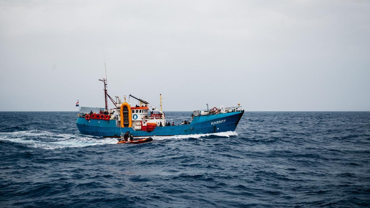 Servicios civiles durante una operación de rescate de migrantes en el mar Mediterráneo