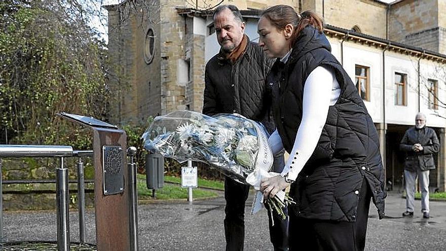 Carlos Iturgaiz y Muriel Larrea, en la ofrenda en Zarautz.