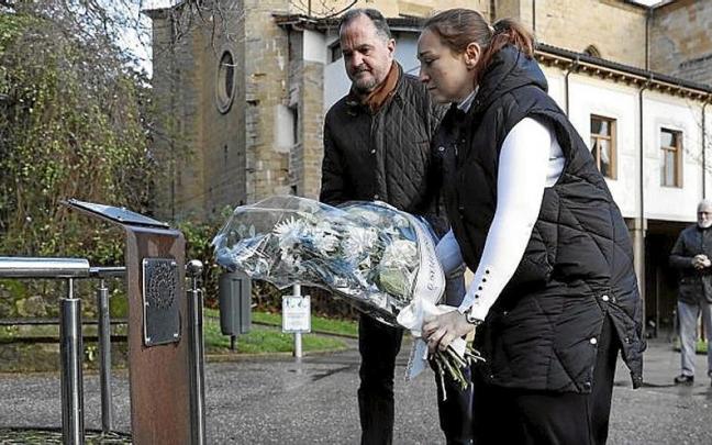 Carlos Iturgaiz y Muriel Larrea, en la ofrenda en Zarautz.