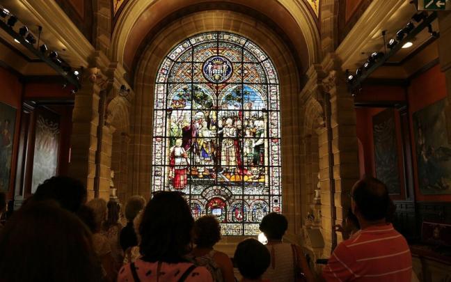 Visitantes observan una de las vidrieras del palacio foral Visitantes observan una de las vidrieras del palacio foral