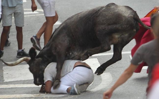 Un mozo es revolcado por una vaca durante la suelta de las fiestas de Burlada previas a la pandemia