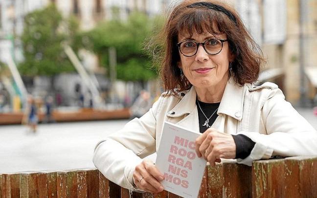 La escritora junto a un ejemplar de su nueva propuesta.