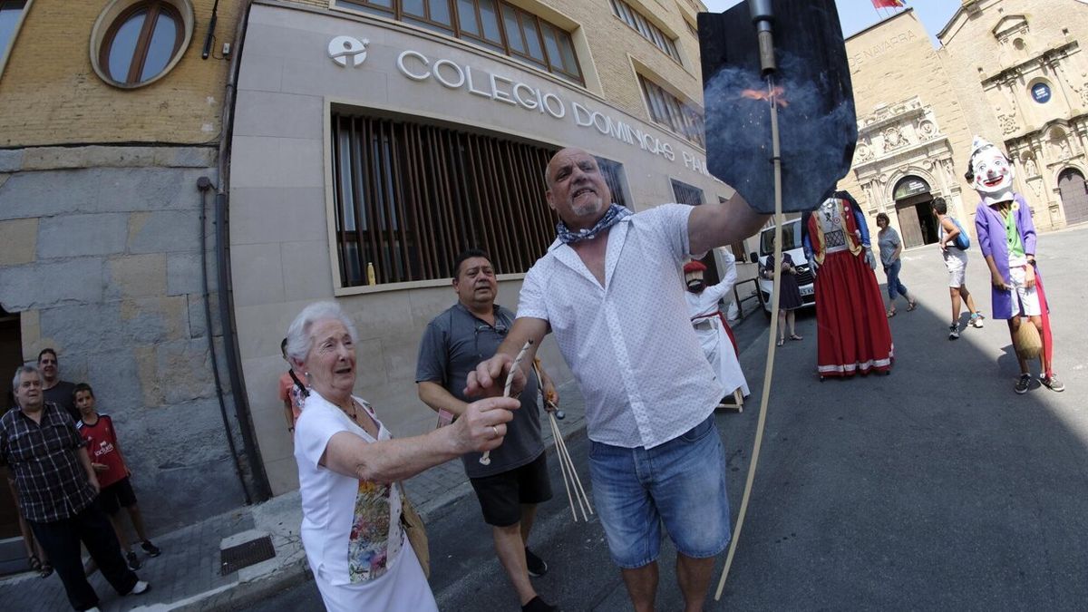 Charo Ciriza, acompañada por Ángel Molina, enciende la mecha de fiestas de la calle Santo Domingo.