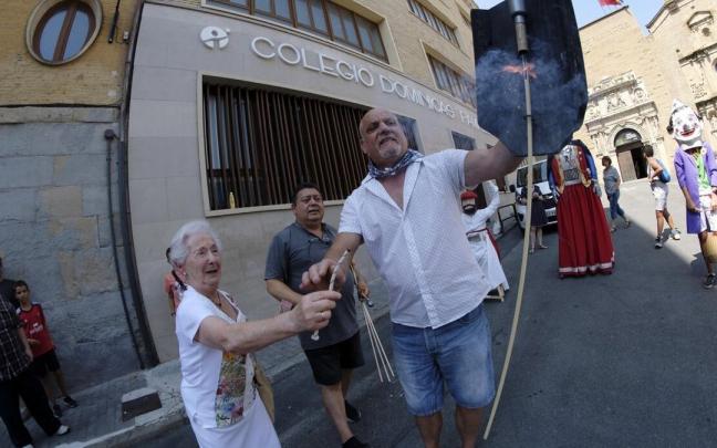 Charo Ciriza, acompañada por Ángel Molina, enciende la mecha de fiestas de la calle Santo Domingo.