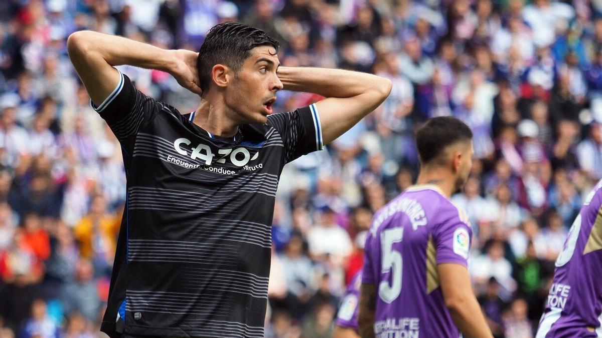 Carlos Fern&aacute;ndez se lamenta de una ocasi&oacute;n fallada en Valladolid.