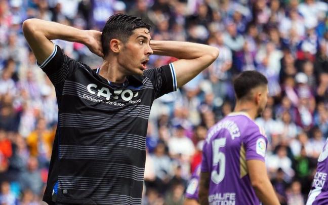Carlos Fern&aacute;ndez se lamenta de una ocasi&oacute;n fallada en Valladolid.