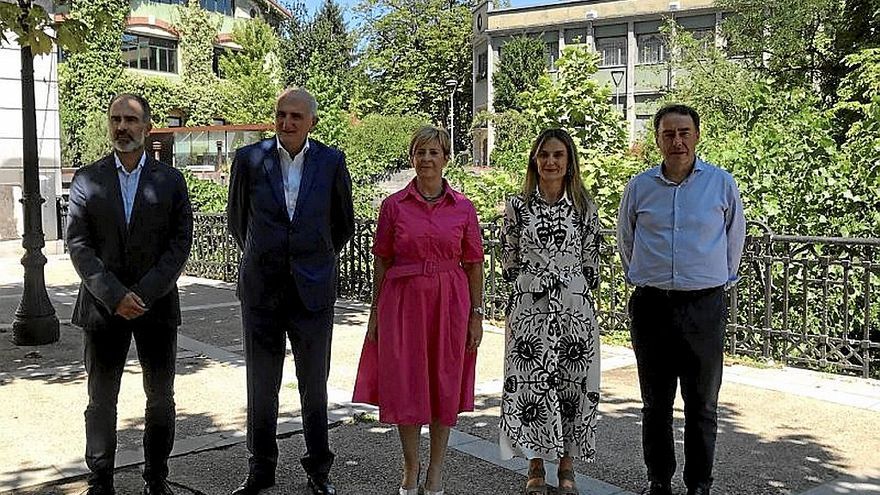 Los cinco participantes tras la firma del convenio. | FOTO: E.C.A.