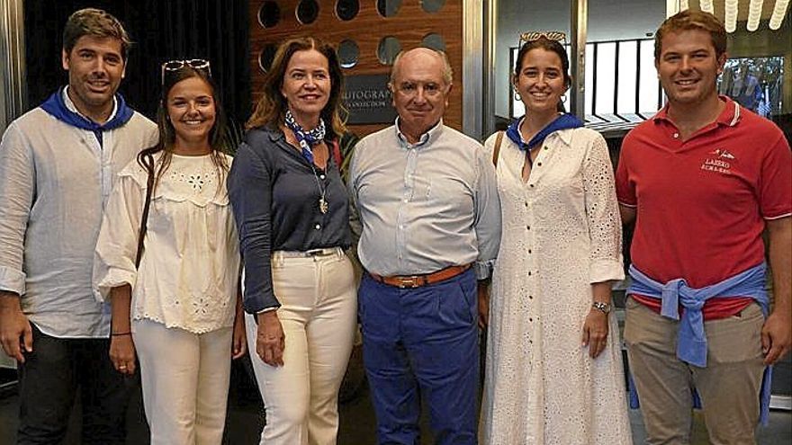 Joseba Intxaurraga, en el centro, con sus hijos Joseba e Iñigo, junto a Belén Baztán, Itziar de Mendieta y Begoña Charro.