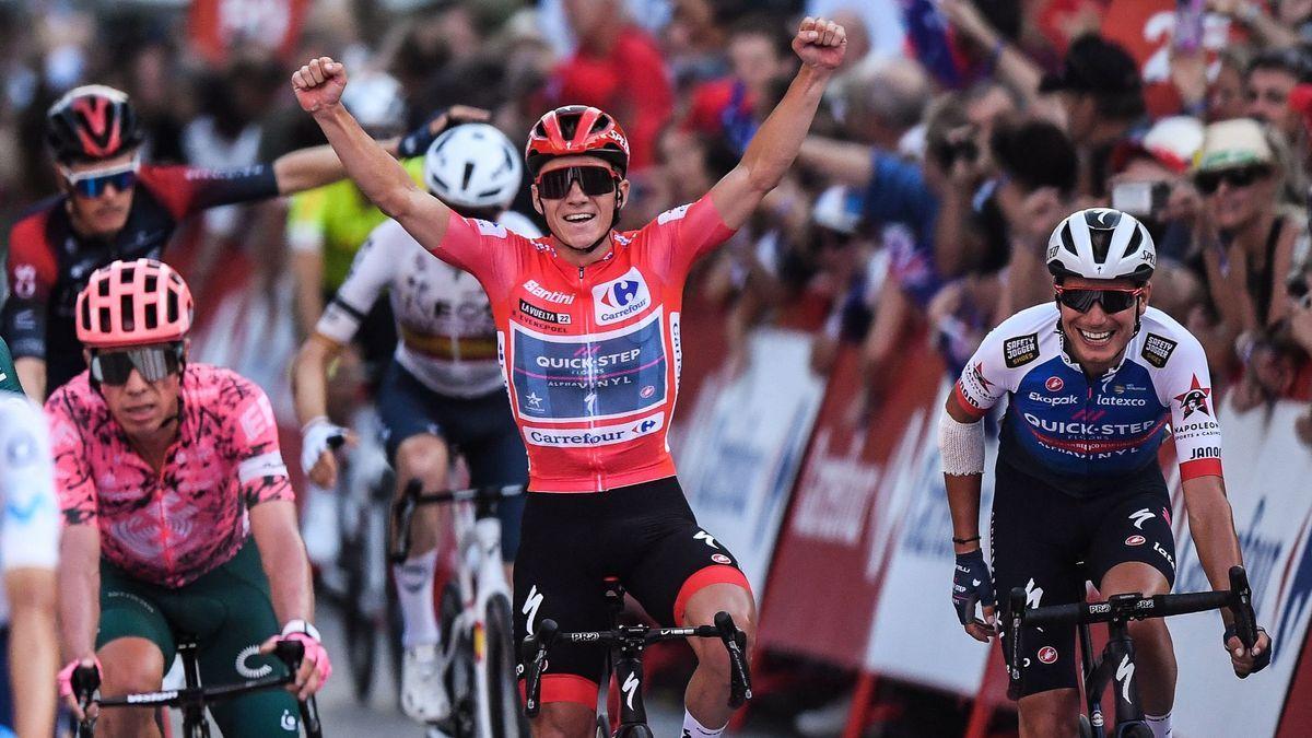 Remco Evenepoel festeja la victoria en la Vuelta.