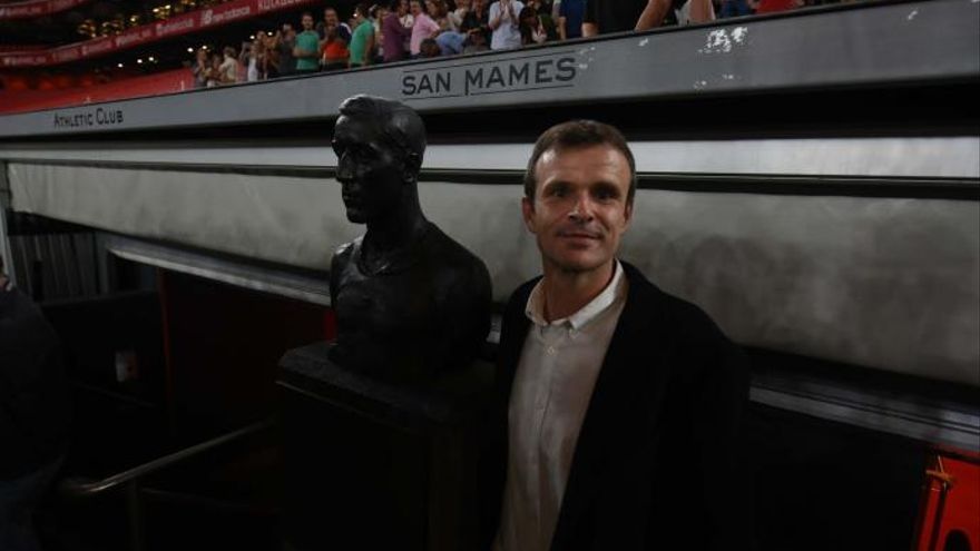 Jon Uriarte posa junto al busto de Pichichi.