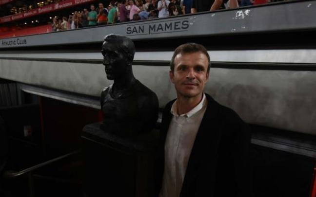 Jon Uriarte posa junto al busto de Pichichi. Jon Uriarte posa junto al busto de Pichichi.