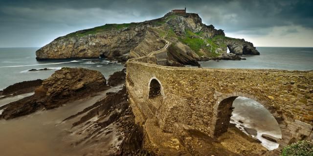 San Juan de Gaztelugatxe visto desde la costa.
