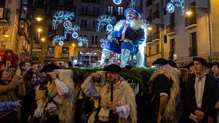 Desfile de Olentzero en Pamplona a la altura de la Plaza del Ayuntamiento