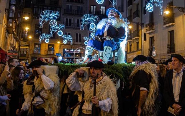 Desfile de Olentzero en Pamplona a la altura de la Plaza del Ayuntamiento
