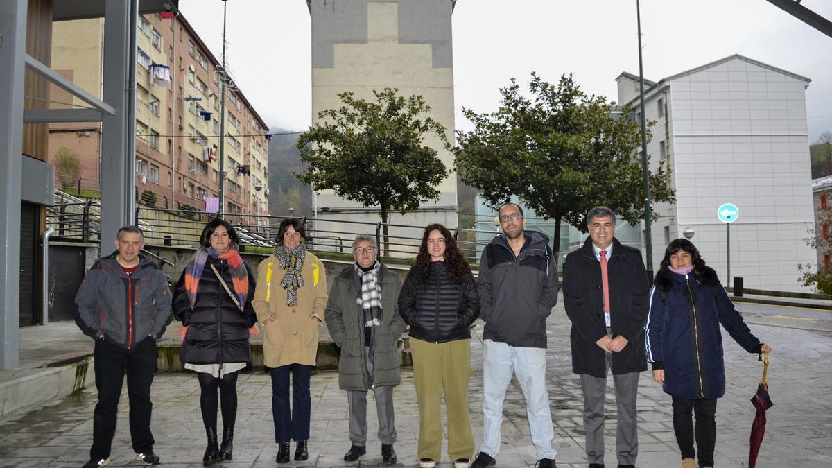 El concejal Jon Bilbao, junto a representantes municipales y de las universidades, y dos de los estudiantes que participan en el programa