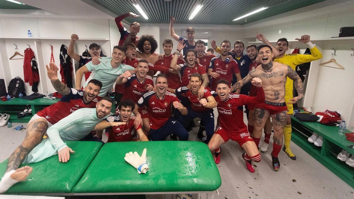 La plantilla de Osasuna, exultante en el vestuario del Villamarín tras eliminar al campeón de Copa, el Real Betis.