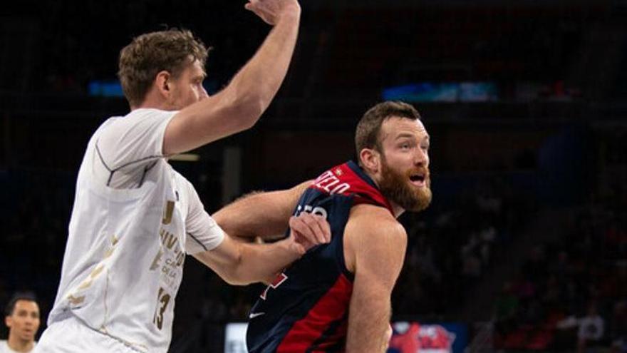 Costello trata de eludir el marcaje de Pustovyi, durante el partido entre el Cazoo Baskonia y el UCAM Murcia