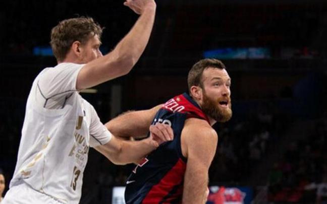 Costello trata de eludir el marcaje de Pustovyi, durante el partido entre el Cazoo Baskonia y el UCAM Murcia