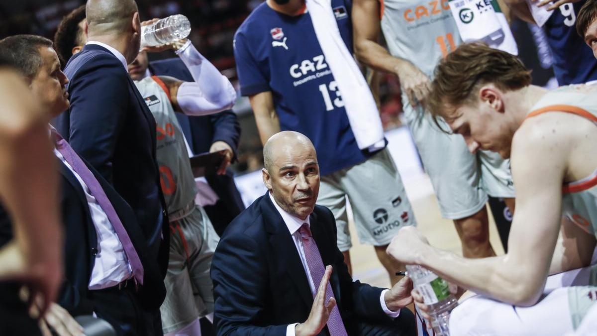 Peñarroya da instrucciones a sus jugadores durante el duelo del pasado domingo contra el Zaragoza