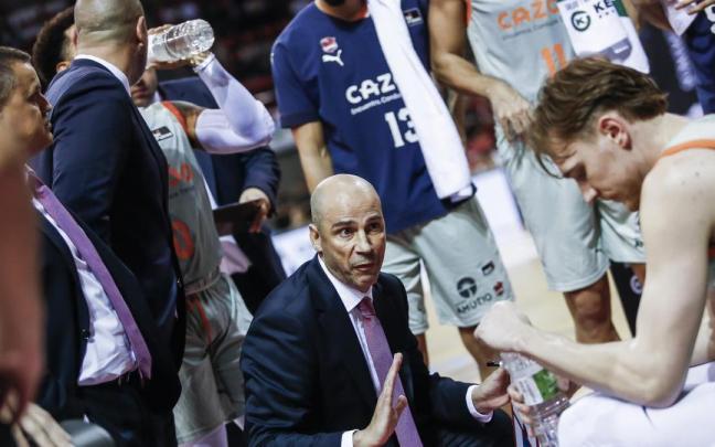 Peñarroya da instrucciones a sus jugadores durante el duelo del pasado domingo contra el Zaragoza