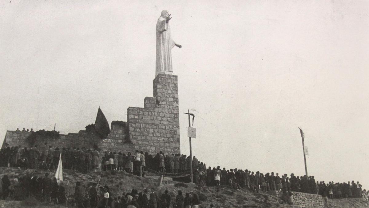 Las faldas y la cumbre del cerro de Santa Bárbara, abarrotadas de personas aquel 25 de octubre de 1942.