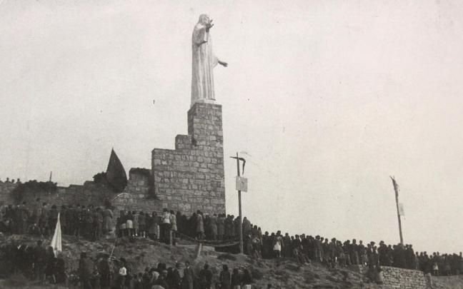 Las faldas y la cumbre del cerro de Santa B&aacute;rbara, abarrotadas de personas aquel 25 de octubre de 1942.