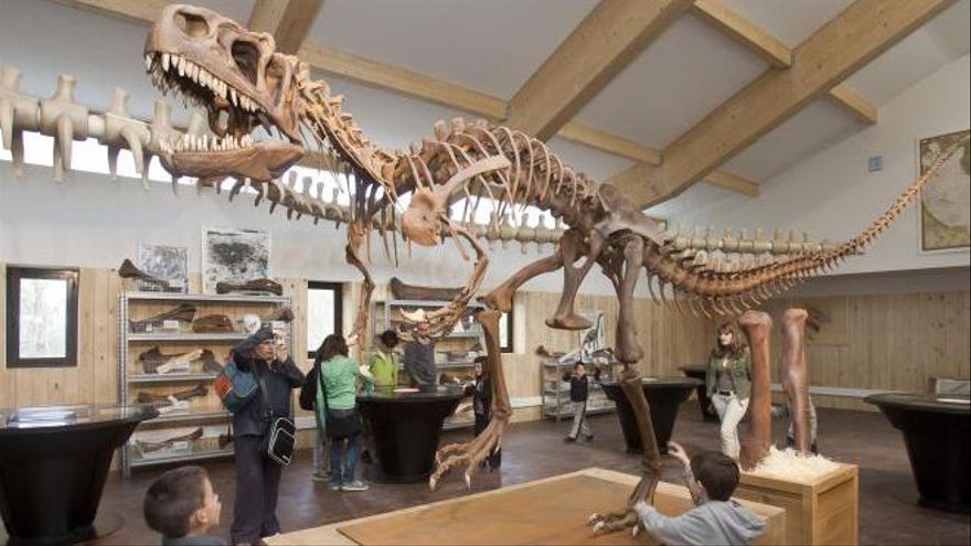 Uno de los esqueletos de dinosaurio que se pueden ver en el centro Barranco Perdido, en la localidad riojana de Enciso.