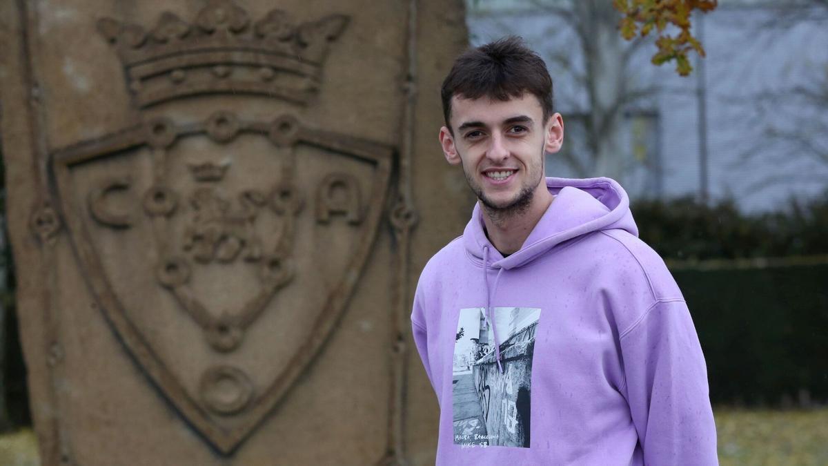 Aimar Oroz posa para este periódico en las instalaciones de Tajonar tras el entrenamiento que completó Osasuna el pasado jueves.