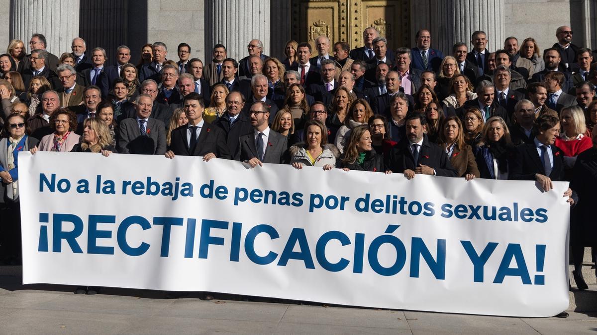 Diputados y senadores del PP y Vox se concentraron ayer a las puertas del Congreso para pedir la dimisión de Irene Montero y revertir la ley del ‘solo sí es sí’.