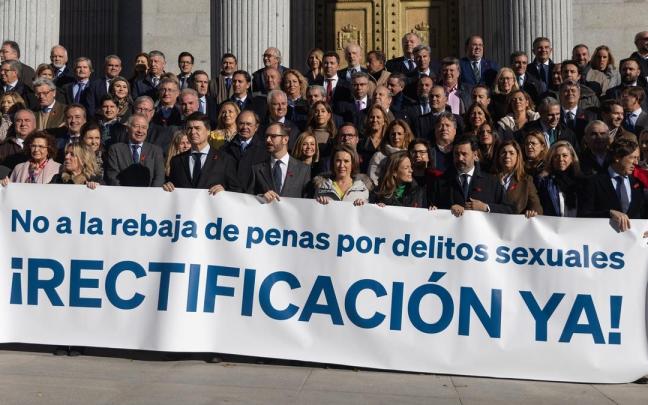 Diputados y senadores del PP y Vox se concentraron ayer a las puertas del Congreso para pedir la dimisi&oacute;n de Irene Montero y revertir la ley del &lsquo;solo s&iacute; es s&iacute;&rsquo;.