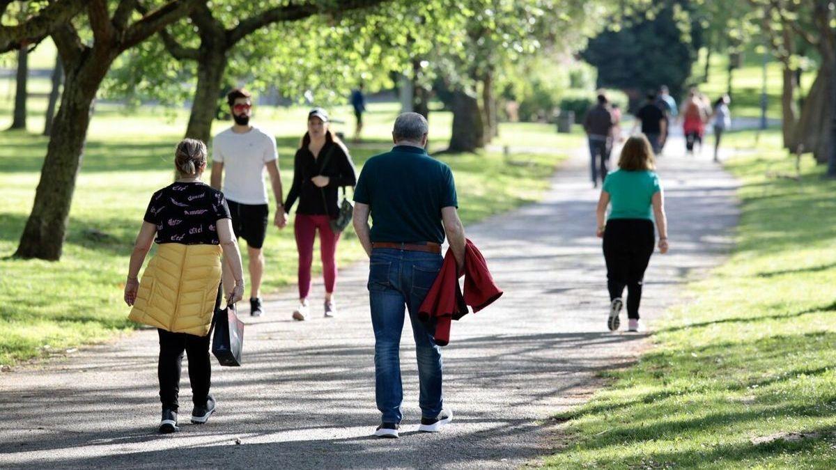 Personas paseando por Vitoria