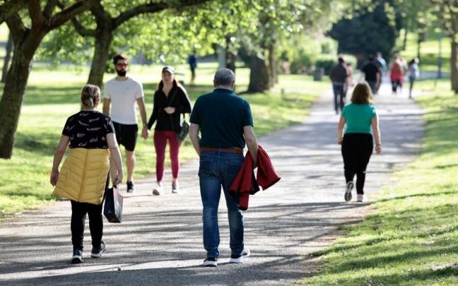 Personas paseando por Vitoria