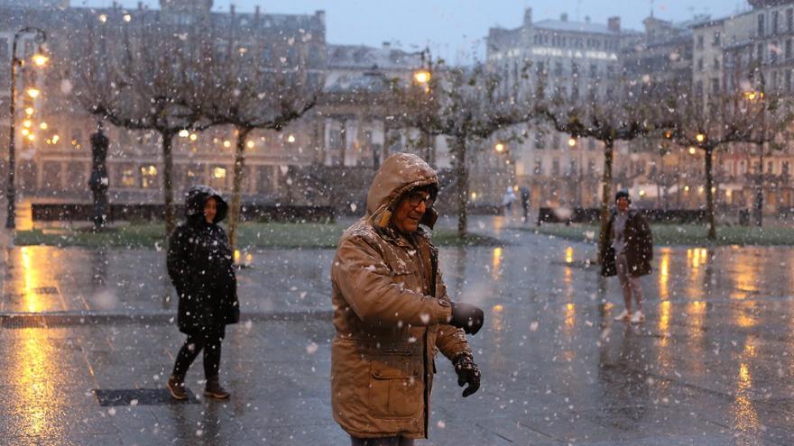 Copiosa nevada en la Plaza del Castillo de Pamplona
