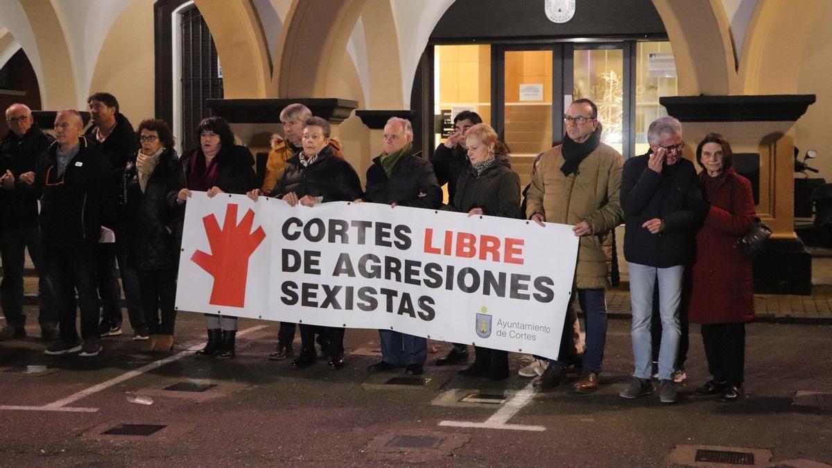 Eva Istúriz, directora del INAI, un hermano de María del Carmen Rincón, el alcalde Fernando Sierra, y un primo de la mujer asesinada, ayer en la concentración.