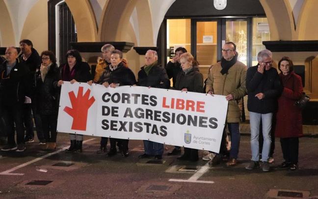 Eva Istúriz, directora del INAI, un hermano de María del Carmen Rincón, el alcalde Fernando Sierra, y un primo de la mujer asesinada, ayer en la concentración. Eva Istúriz, directora del INAI, un hermano de María del Carmen Rincón, el alcalde Fernando Sierra, y un primo de la mujer asesinada, ayer en la concentración.
