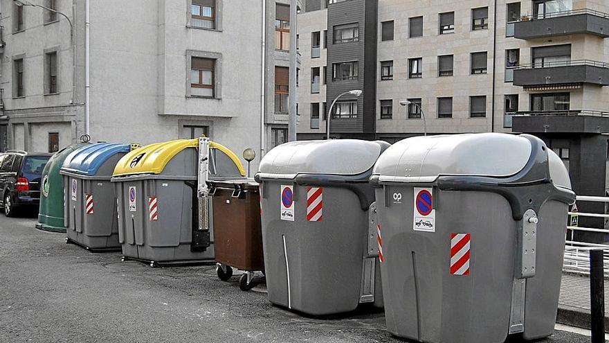 Contenedores de la recogida selectiva en la calle Maximo Yurramendi.