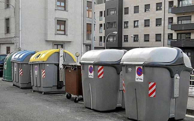 Contenedores de la recogida selectiva en la calle Maximo Yurramendi.