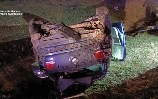 Vehículo accidentado en Tiebas.
