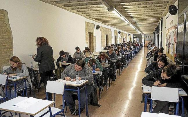 Alumnos realizando una de las pruebas del t&iacute;tulo EGA.